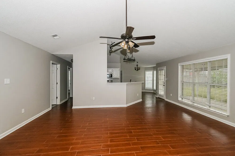 3 bed, 2.0 bath, 1621 sqft, $1,920 — Photo 3