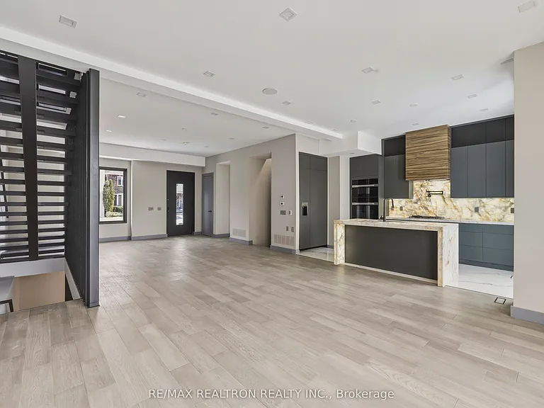 1002 Spadina Rd — Photo 3