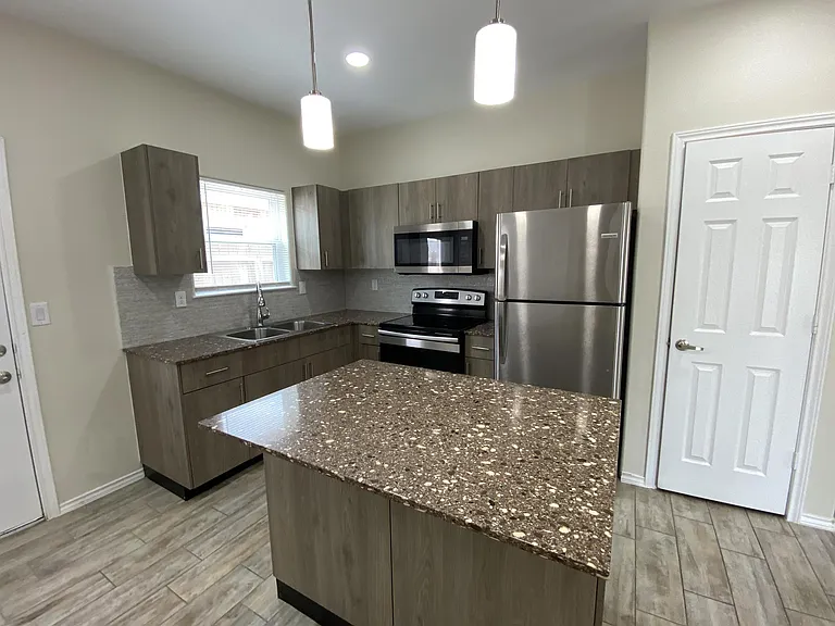 4903 N Hiawatha Dr — Photo 3