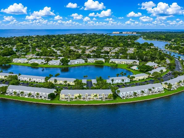121 Seahorse Dr SE, Saint Petersburg, FL