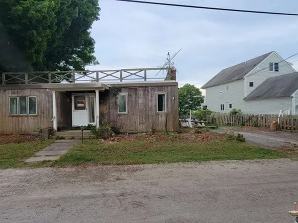 61 Crescent Ave, Plymouth, MA 02360