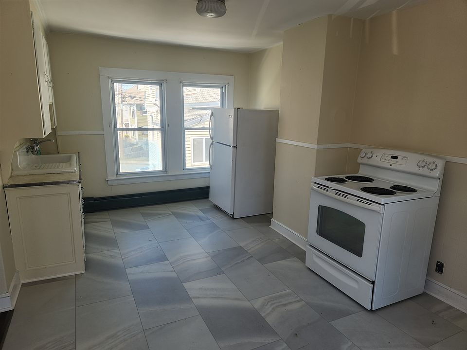 1st image of 450 Main St