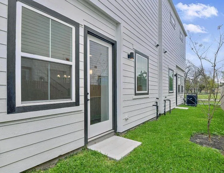 9902 Clark Rd — Photo 3