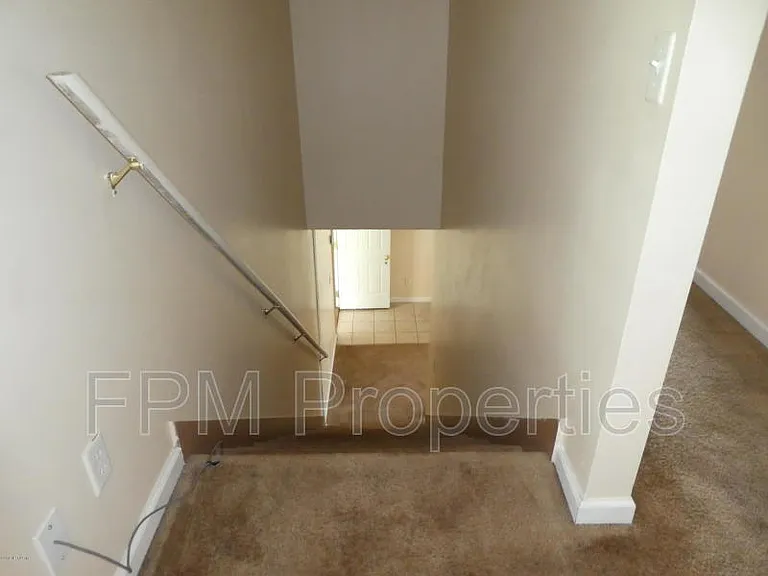 1017 Crestwood St — Photo 13