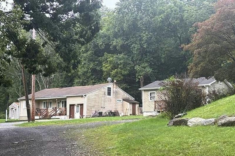 2nd image of 916 Five Points Ln