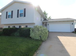 2817 Rutherford Dr, Bloomington, IL 61705