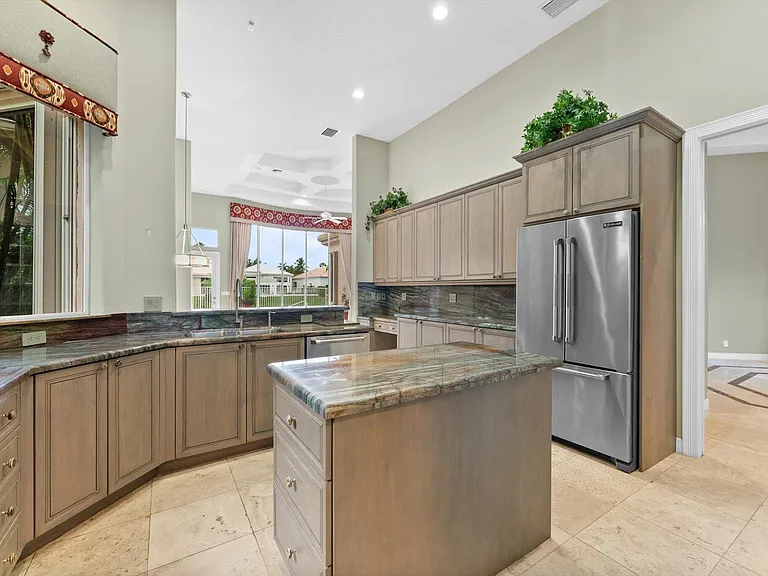 7081 Mallorca Cres — Photo 4