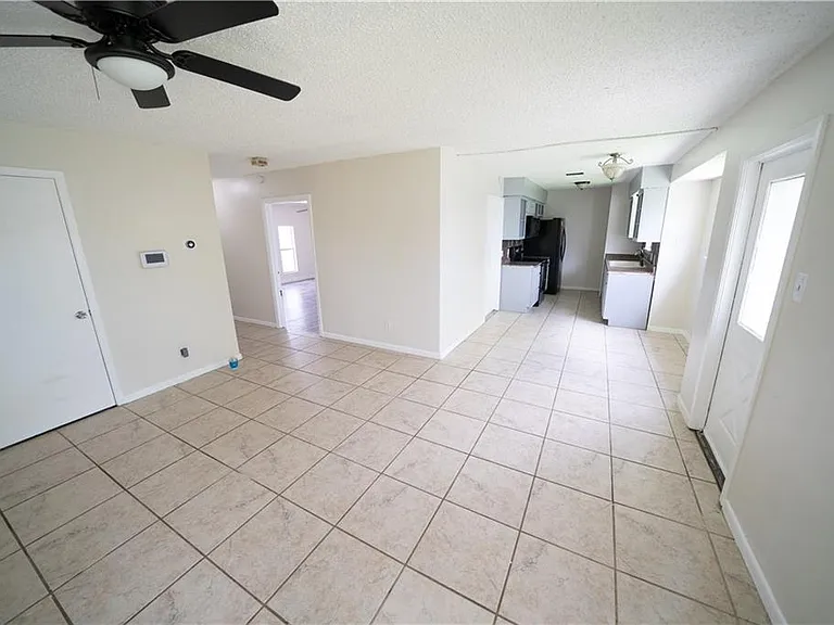 1610 La Joya St — Photo 3