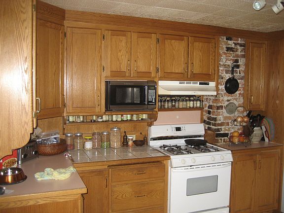Kitchen cabinets & counters
