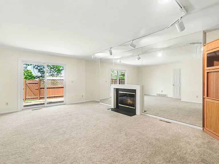 933 E Maple St — Photo 9