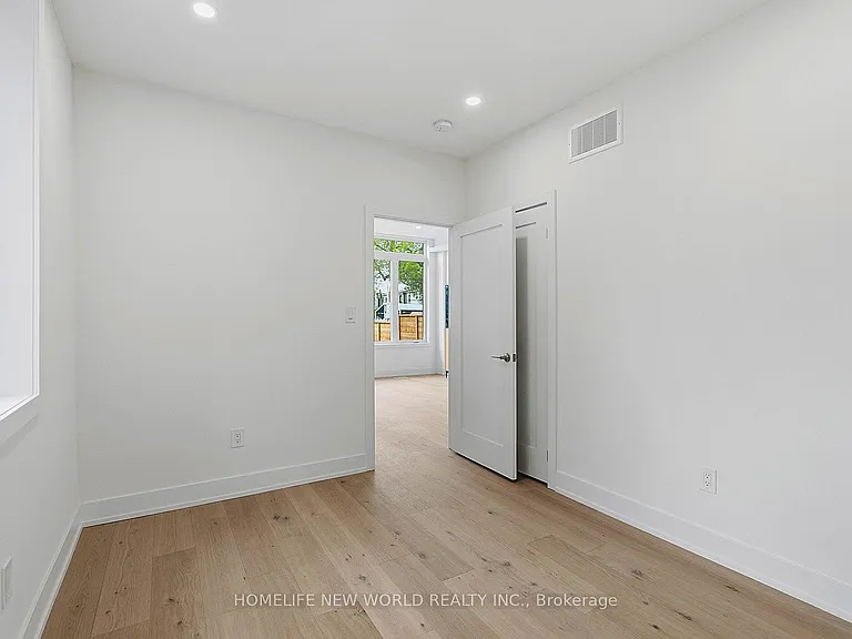 1842 Dundas St E — Photo 19