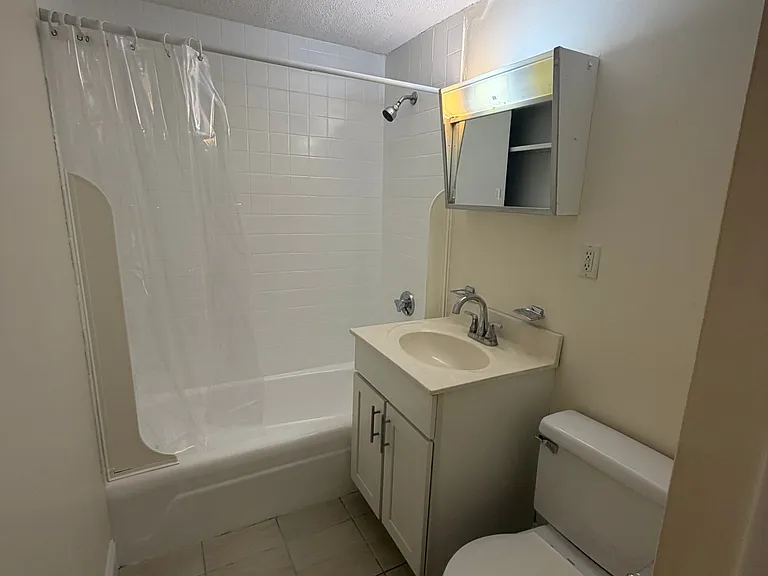 122-123 Dustin St #5 — Photo 4