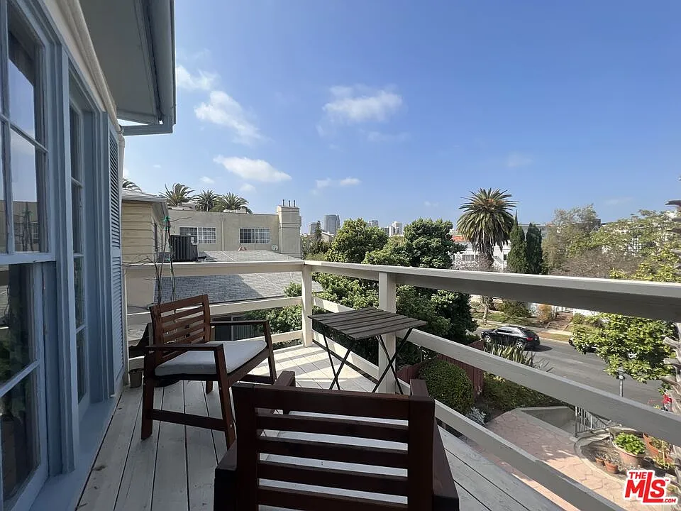 2 bed, 1.0 bath, 1100 sqft, $3,400 — Photo 2