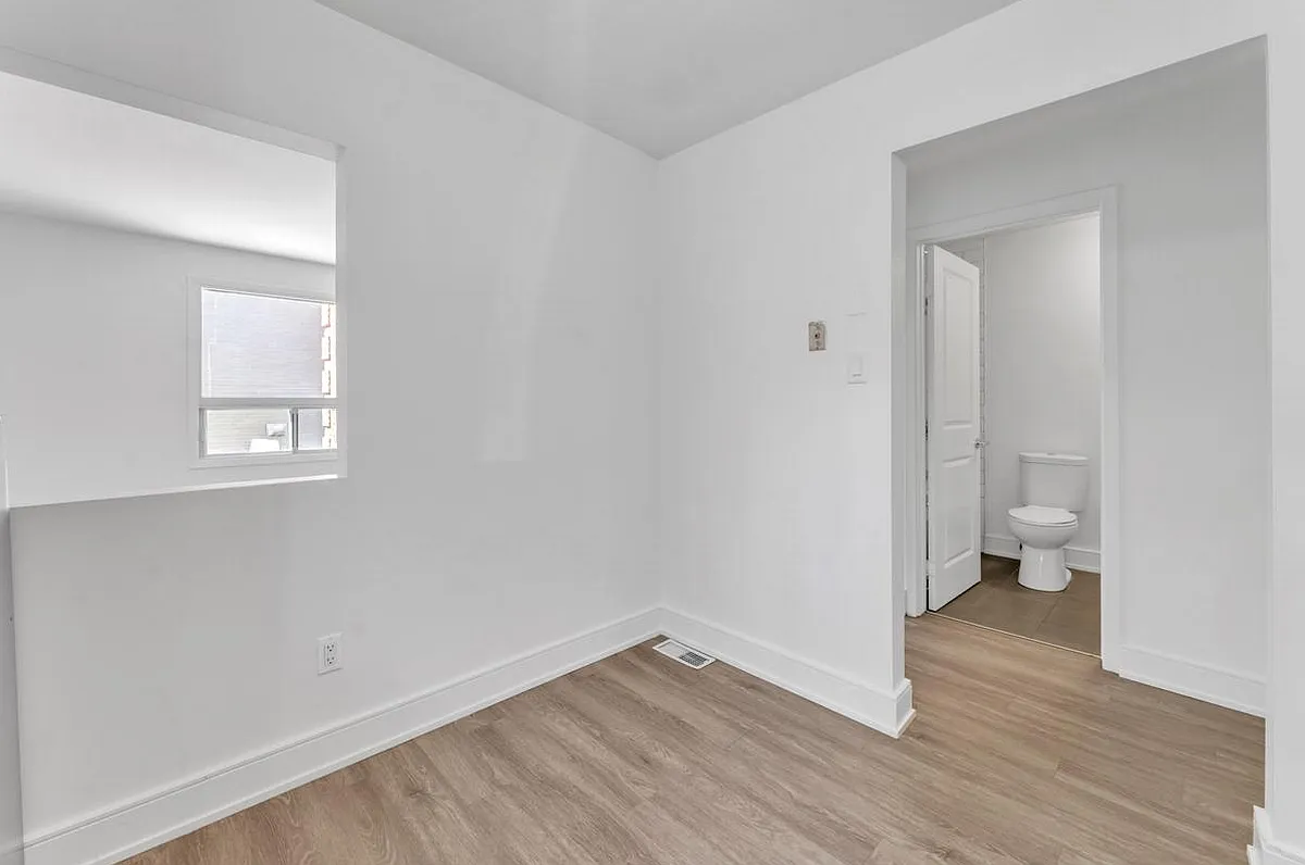 371 Yonge Street — Photo 2