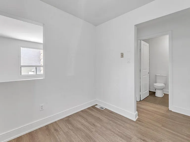 371 Yonge St — Photo 2