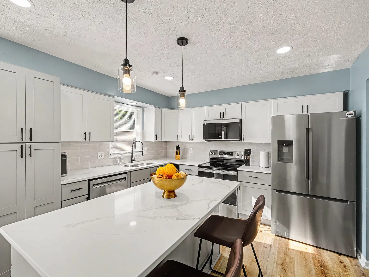 3 bed, 2.5 bath, 1900 sqft, $4,000 — Photo 1