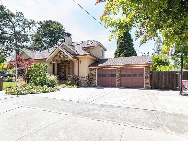 596 Pettis Ave — Photo 1
