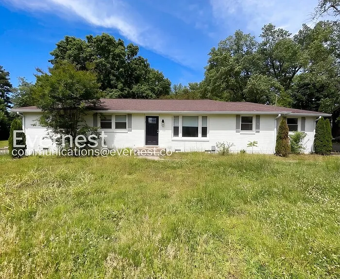 109 Shirley Dr — Photo 2