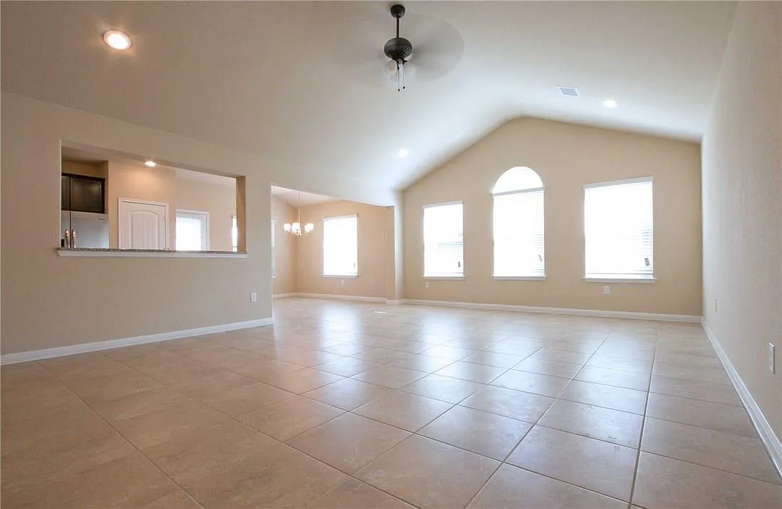 3 bed, 2.0 bath, 1890 sqft, $2,200 — Photo 2