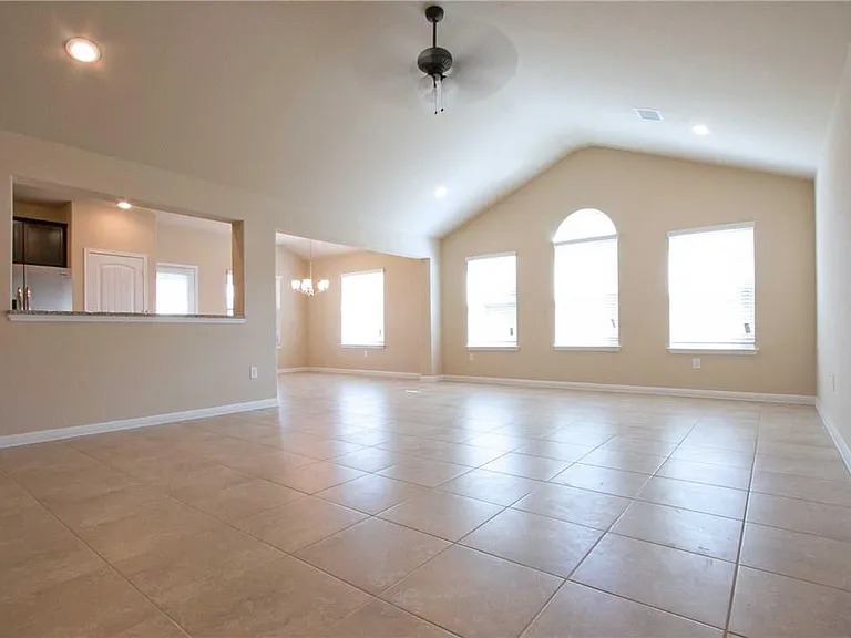 624 Carly Ann Ln — Photo 2