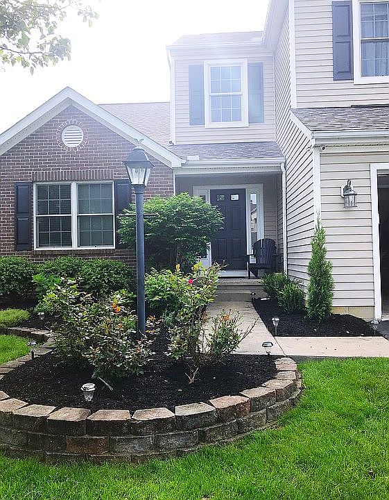 1st image of 215 Fox Glen Dr W
