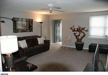 2nd image of 121 W Walnut Park Dr