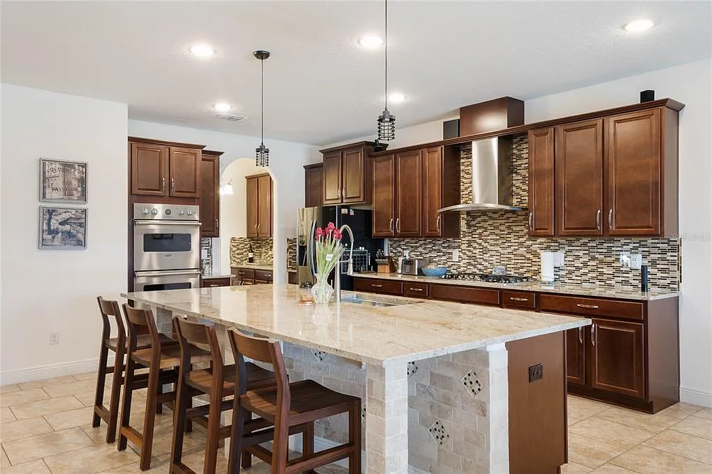 5 bed, 4.5 bath, 4028 sqft, $8,900 — Photo 4