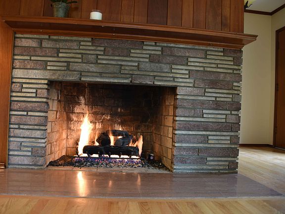 Gas fireplace in LR