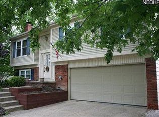 8856 Fairlane Dr, Olmsted Falls, OH 44138