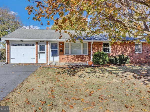 405 W Conestoga St, New Holland, PA 17557