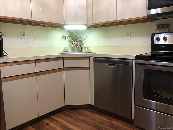 5th image of 404 High Meadow Ln