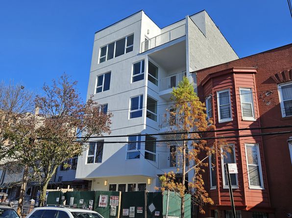 686 Eagle Ave #4B