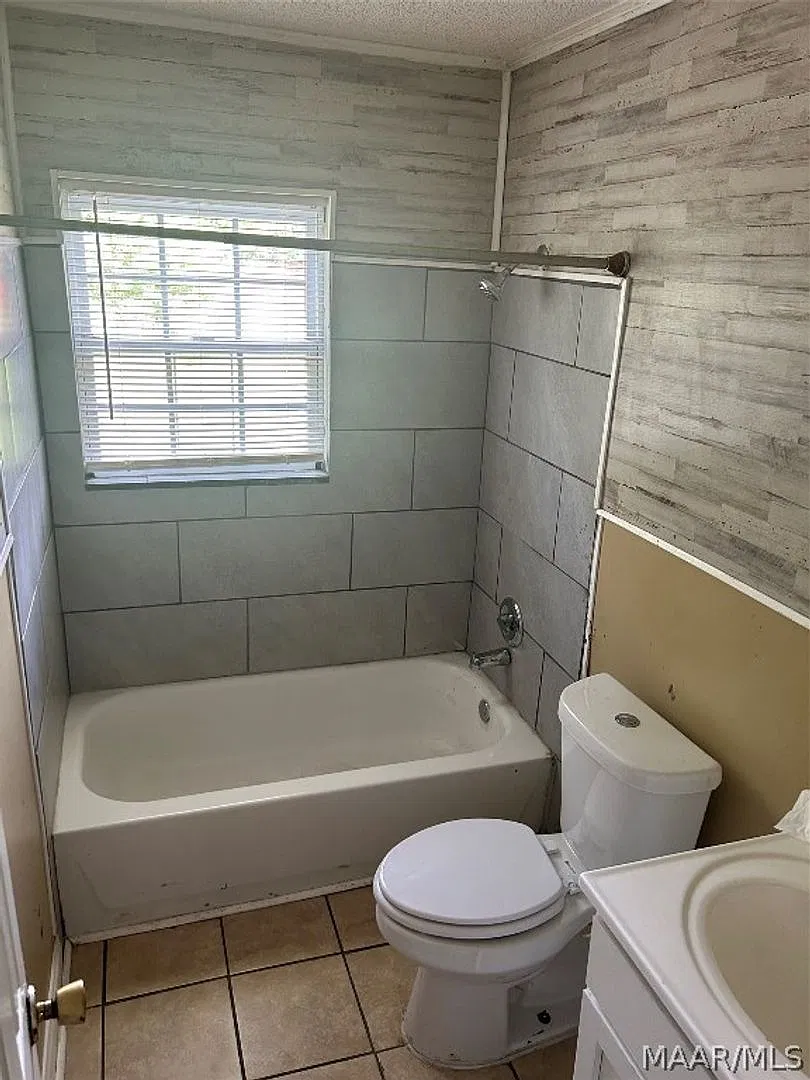 Spacious 4 Bed, 2 Bath Home on Major Street - Available Now — Photo 4