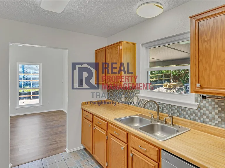 732 Burlington Ave — Photo 12