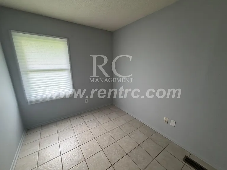 803 Skyline Dr — Photo 10