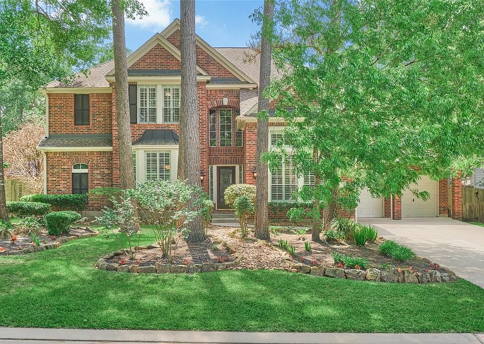 Welcome home to 58 E Green Gables in The Woodlands Alden Bridge!