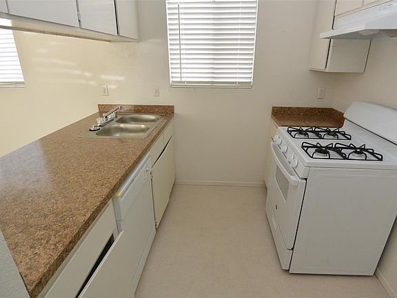 3rd image of 1018 W Goshen Ave