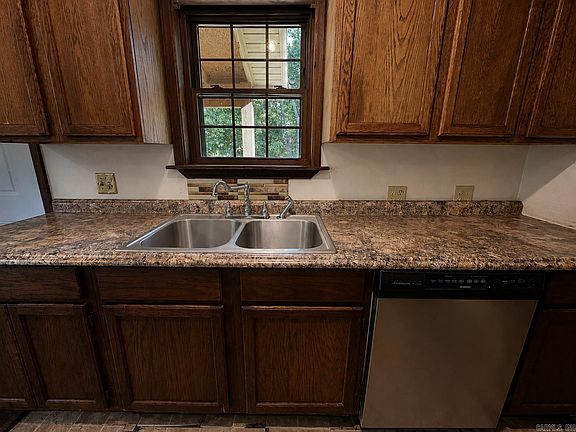 5th image of 120 Albany Ln