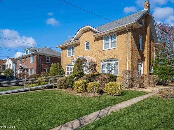 130 Hards Lane, Lawrence, NY 11559