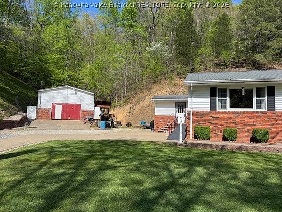 3rd image of 523 Low Gap Rd
