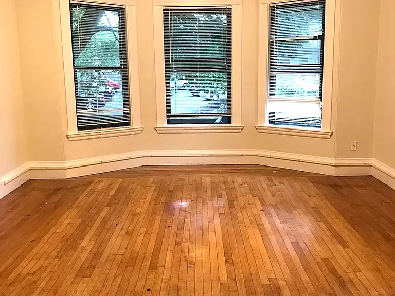 31 Quint Ave #HOUSE — Photo 2