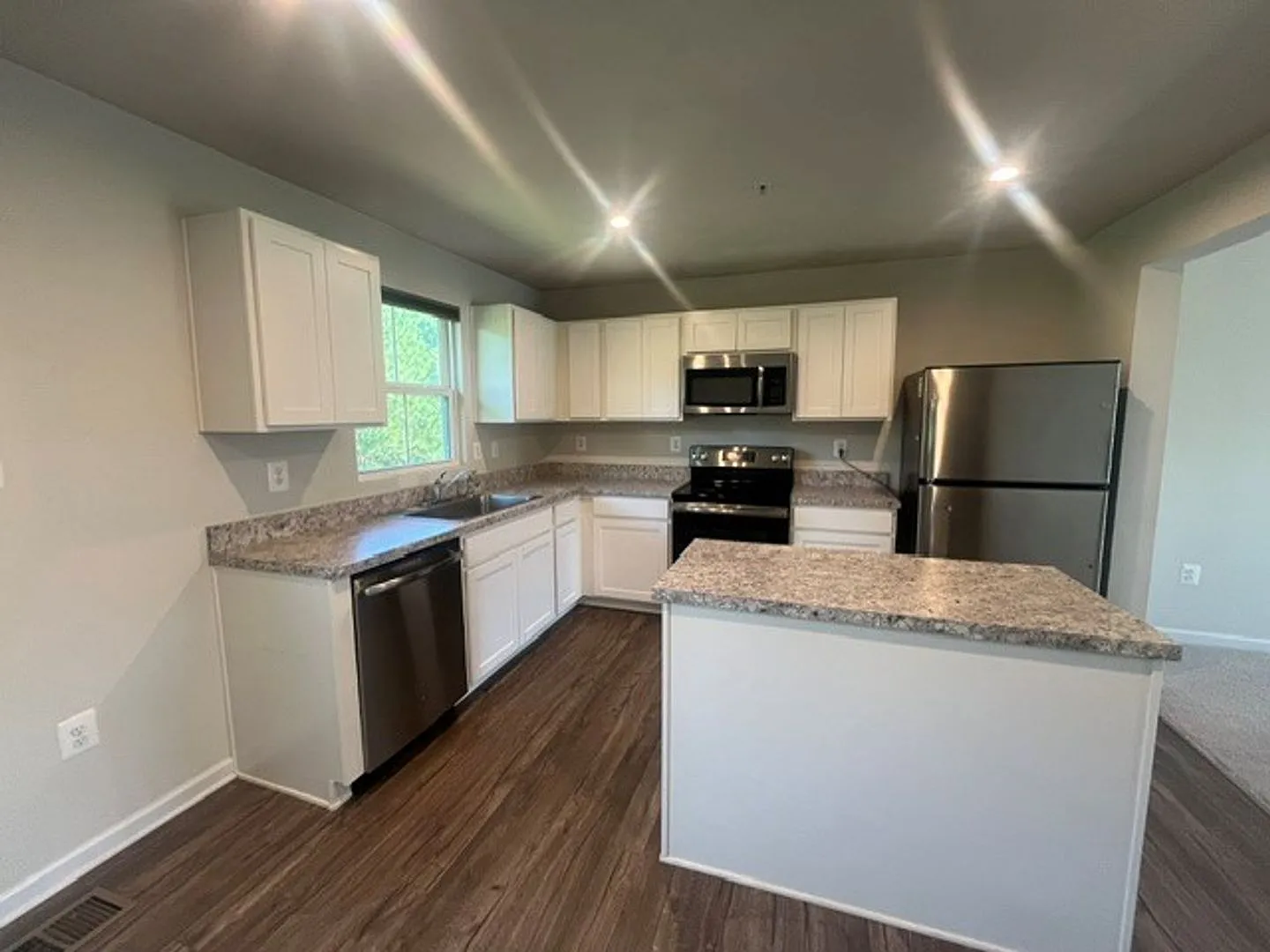 Three level townhome close to PAX — Photo 4