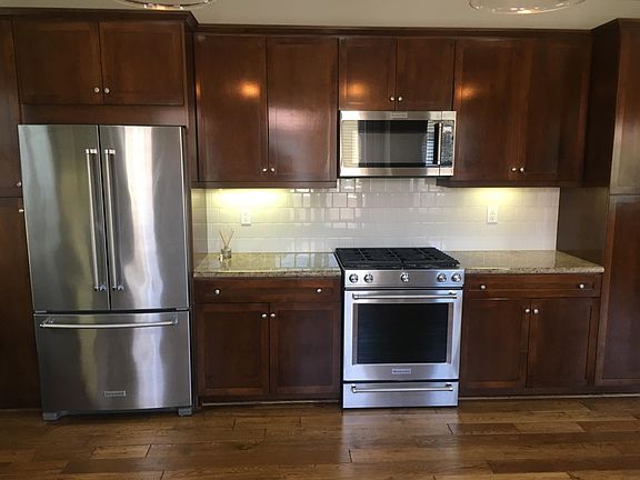 Stainless appliances & shaker cabinets