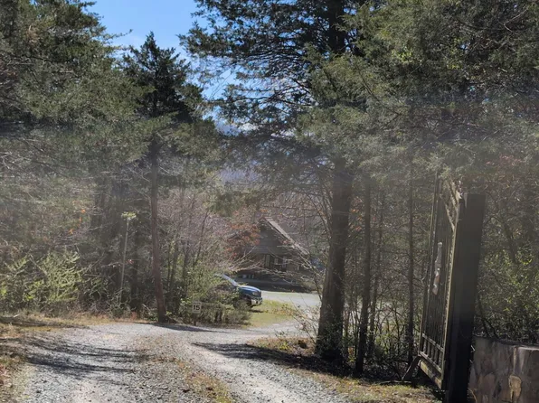 1942 Tree Tops Ln, Seymour, TN 37865