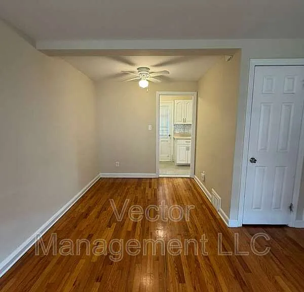 1160 Whitney Ave E — Photo 2