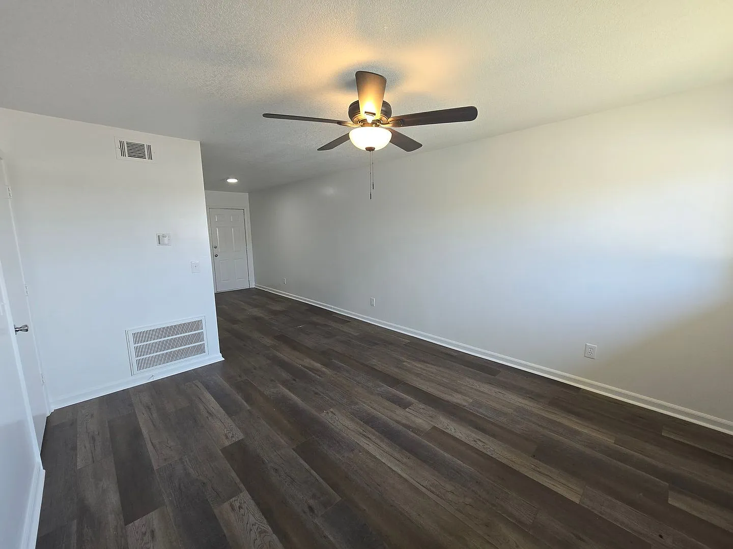 Newly Remodeled 2 Bed/1.5 Bath Apartment in Newport — Photo 2