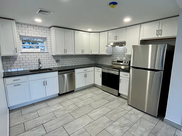 200 Bulgarmarsh Rd #B2 — Photo 3