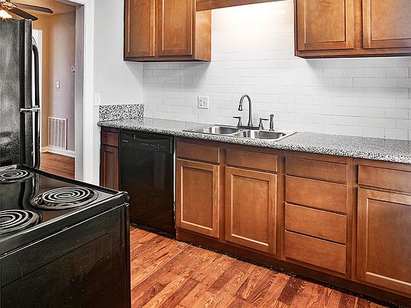 3rd image of 2955 Park St APT 4