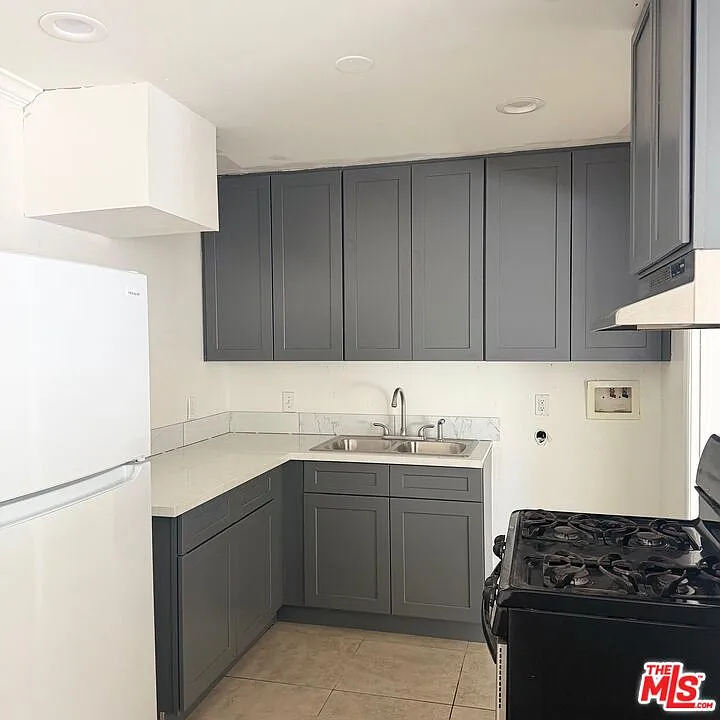 3 bed, 2.0 bath, 1328 sqft, $3,000 — Photo 1