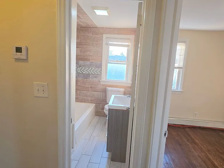 121VictorStfronthouse — Photo 11
